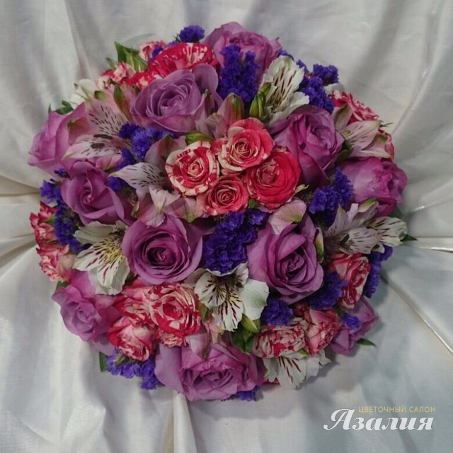 Цветочный Салон "Азалия" представляют специальные букеты, являющиеся элегантным дополнением к облику невесты.